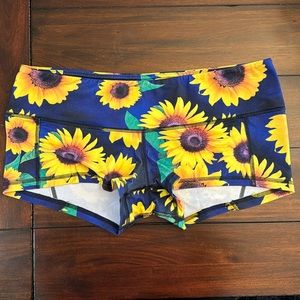 Fleo Low Rise Contour Sunflower Shorts Size XL